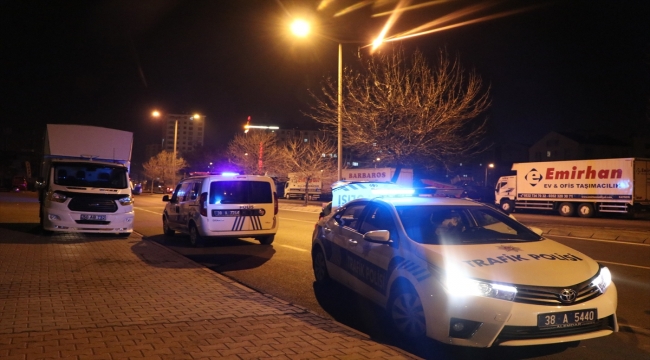 Kayseri'de polisten kaçan ehliyetsiz sürücü kovalamaca sonucu yakalandı