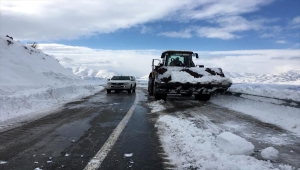 Kayseri'de sağlık çalışanları karlı yolları aşarak 84 yaşındaki kadının Kovid-19 aşısını yaptı