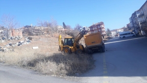 Kırıkkale'de çöp ev, belediye ekiplerince temizlendi