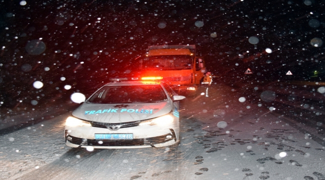 Kırıkkale-Kayseri kara yolu kar ve buzlanma nedeniyle ulaşıma kapandı