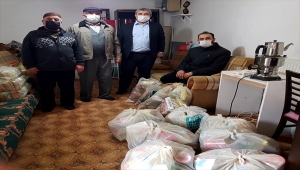 Kırşehir'de iki din görevlisi cemaatin desteğiyle mahalledeki ihtiyaç sahiplerinin yardımına koşuyor