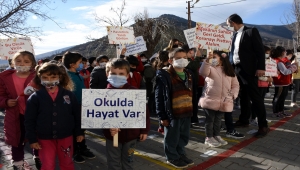 Kırşehir'de öğretmenler gelin gibi süsledikleri okullarında öğrencileri şiirle karşıladı