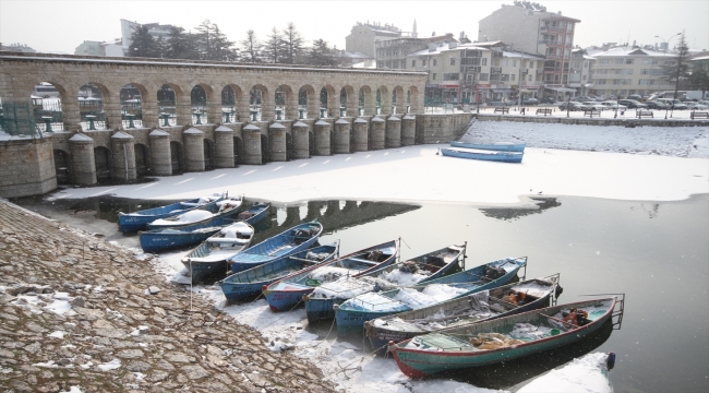 Kıyıları buz tutan Beyşehir Gölü'ne yağan kar güzel görüntüler oluşturdu