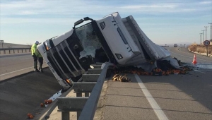 Konya'da meyve ve sebze yüklü tır devrildi: 1 yaralı