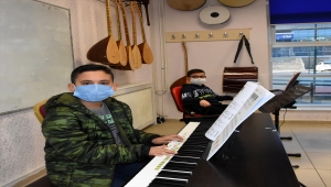 "Müzik şehri" Kırşehir'de Kovid-19'a rağmen keman ve piyano eğitimleri sürdürülüyor 