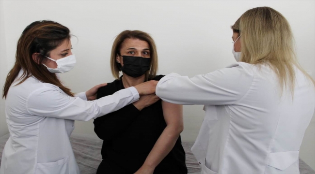 Nevşehir Valisi İnci Sezer Becel'e Kovid-19 aşısı uygulandı