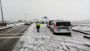 Sivas'ta buzlanma nedeniyle meydana gelen zincirleme kazada 5 araç hasar gördü