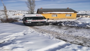 Sivas'ta ekipler, kardan yolu kapanan köydeki hasta için seferber oldu