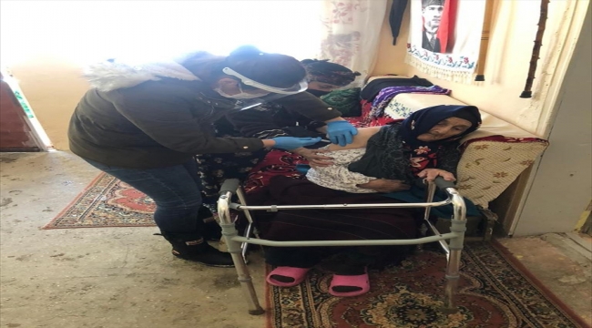 Sivas'ta filyasyon ekipleri aşı yapmak için karlı yolları paletli ambulanslarla aşıyor