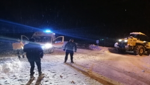 Sivas'ta tipide mahsur kalan ambulans karla mücadele ekiplerince kurtarıldı 