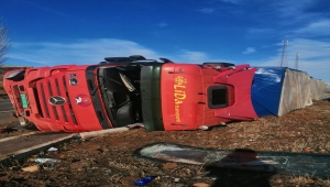 Suşehri'nde devrilen tırın şoförü yaralandı 