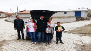 Tatil süresince öğrencilerinin evlerine kitap ve test seti taşıdılar