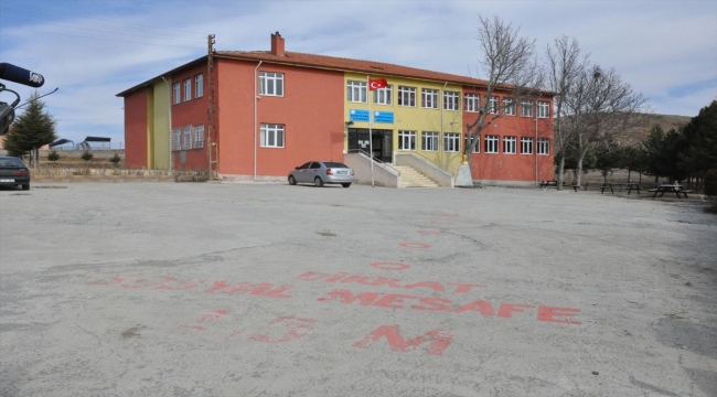 Yozgat'ta eğitimciler ve veliler, köy okulunu yüz yüze eğitime hazırladı