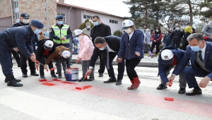 Çubuk'ta "Yaya Önceliği Kırmızı Çizgimizdir" uygulaması yapıldı