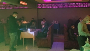 Eğlence mekanında yakalanan 64 kişiye ceza kesildi