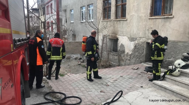 Kayseri'de 3 katlı apartmanın bodrum katında çıkan hasara neden oldu