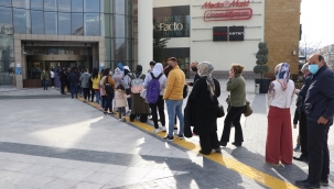 Kayseri'de AVM önünde uzun kuyruk oluştu