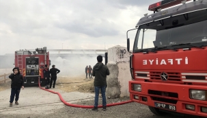 Kayseri'de çiftlikte çıkan yangında saman balyaları yandı