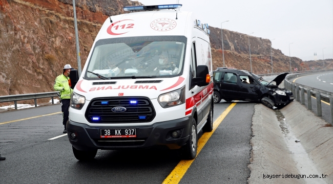 Kayseri'de devrilen otomobildeki 4 kişi yaralandı