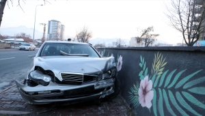 Kayseri'de köpeğe çarpmamak için manevra yapan aracın sürücüsü yaralandı