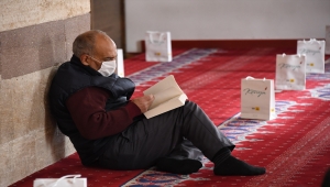 Konyalılar bugün camide, otobüste, tramvayda Mehmet Akif Ersoy'un "Safahat"ıyla karşılaştı