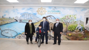 Suşehri'nde ilkokul öğrencisi "Tut Elimden Projesi" ile bisiklet sahibi oldu