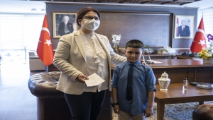 Aile ve Sosyal Hizmetler Bakanı Yanık, 23 Nisan dolayısıyla koltuğunu ilkokul öğrencisi Azad'a devretti