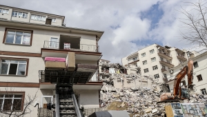 Ankara'da çökme riski bulunan apartmanın etrafındaki binalarda tahliye çalışmaları sürüyor 