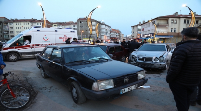 Ankara'nın Çubuk ilçesinde 3 otomobil çarpıştı: 3 yaralı