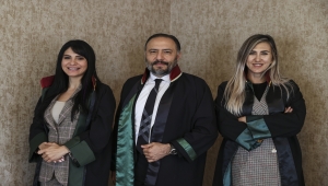 Aynı aileden 3 avukat aynı büroyu paylaşıyor