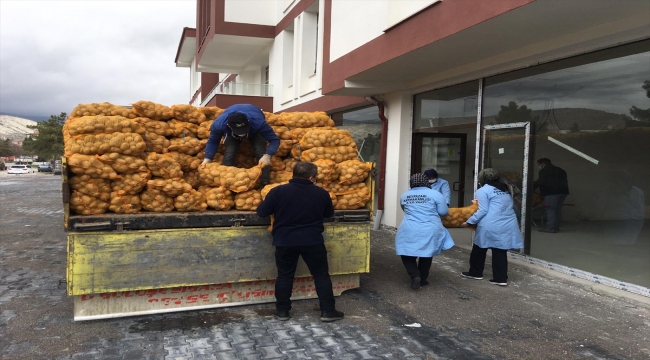 Beypazarı'nda 50 ton patates ve soğan, ihtiyaç sahiplerine dağıtılmak üzere Kaymakamlığa teslim edildi