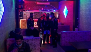 "Çok yüksek riskli" kategorideki Konya'da, iki eğlence mekanıyla bir kafede yakalanan 80 kişiye ceza