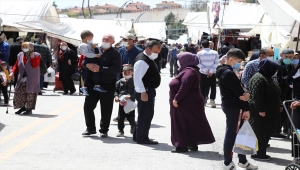 Çubuk Belediye Başkanı Baki Demirbaş esnafı ziyaret ederek salgın kurallarıyla ilgili uyarılarda bulundu
