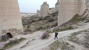 Doğa aşığı polis Kapadokya'da hem vadi yürüyüşü hem çevre temizliği yapıyor