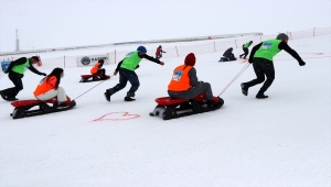 Erciyes'te "Artık çekilmez oldun" sloganıyla eşler arası kızak yarışması yapıldı