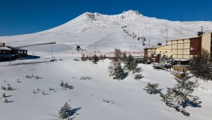 Erciyes'te kar keyfi devam ediyor