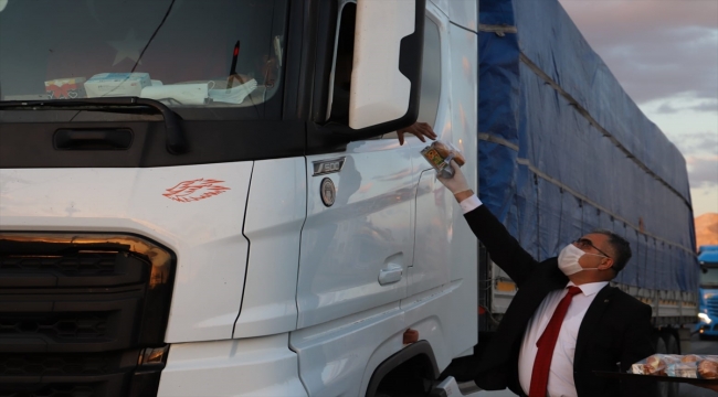 Ilgın'da kamyon sürücülerine iftar kumanyası dağıtılıyor