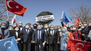 İYİ Partililerden, Çin'in Ankara Büyükelçiliği önünde siyah çelenkli protesto
