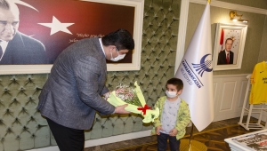 Kahramankazan'da öğrencilerden Belediye Başkanı Oğuz'a 23 Nisan ziyareti