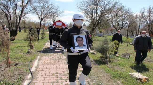 Kanser hastalığı nedeniyle hayatını kaybeden polis memuru, Yalıhüyük'te toprağa verildi