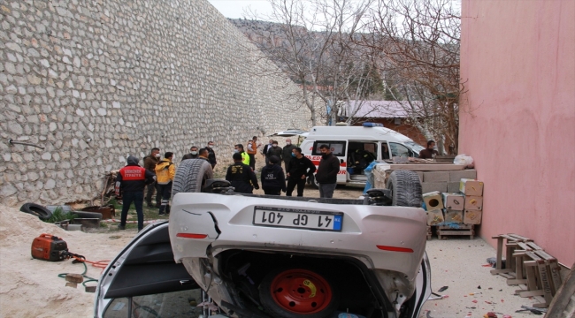 Karaman'da devrilen otomobilin sürücüsü yaralandı