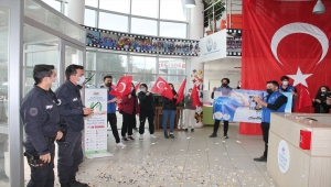 Karaman'da Gençlik Merkezi üyelerinden polis ekiplerine sürpriz kutlama