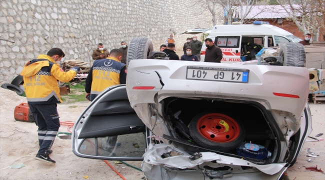 Karaman'da istinat duvarından düşen otomobilin sürücüsü öldü