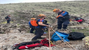 Kayalıklardan düşen koyununa ulaşmak isterken mahsur kalan kişi kurtarıldı