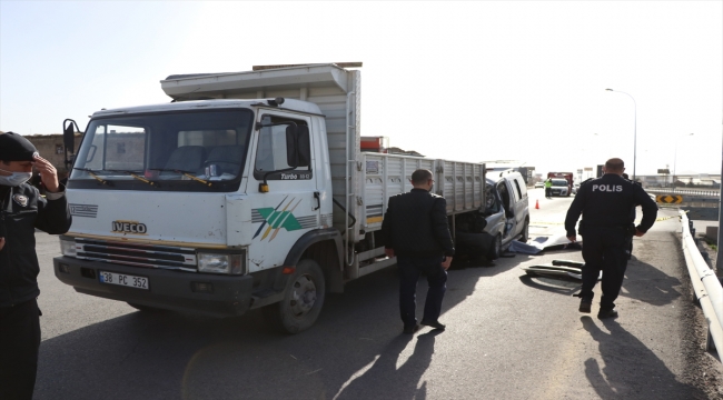 Kayseri'de hafif ticari araç kamyona çarptı: 2 ölü