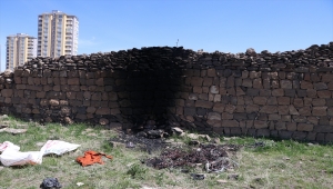 Kayseri'de hırsızlar çaldıkları kabloları yakarken polise yakalandı