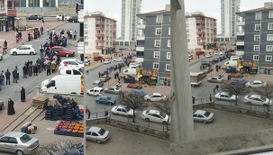 Kayseri'de kısıtlama sırasında bedava patates kuyruğu oluştu