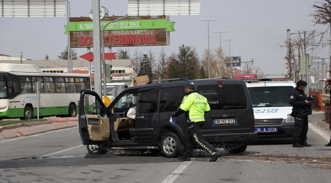 Kayseri'de otomobil ile hafif ticari araç çarpıştı: 5 yaralı