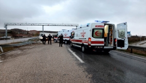 Kırıkkale'de bariyerlere çarpan minibüs devrildi: 1 ölü, 7 yaralı