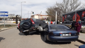 Kırıkkale'de cip, park halindeki otomobilin üzerine çıktı